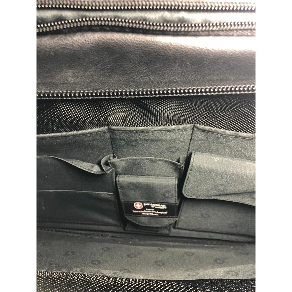 SwissGear Rolling Suitcase‎ Carry On Black Multiple Layers/Keychain Luggage Trav